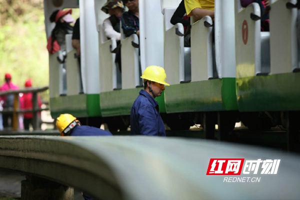4月16日，工作人员对武陵源十里画廊观光电车运行设施进行安全检查。吴勇兵摄