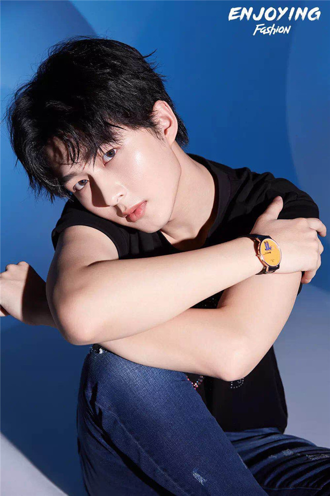 近日,演员李歌洋释出一组时尚写真.