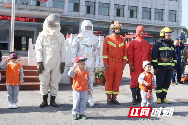 洞口300娃娃走进“红门”品尝消防“盛宴”:长大我也要当消防员