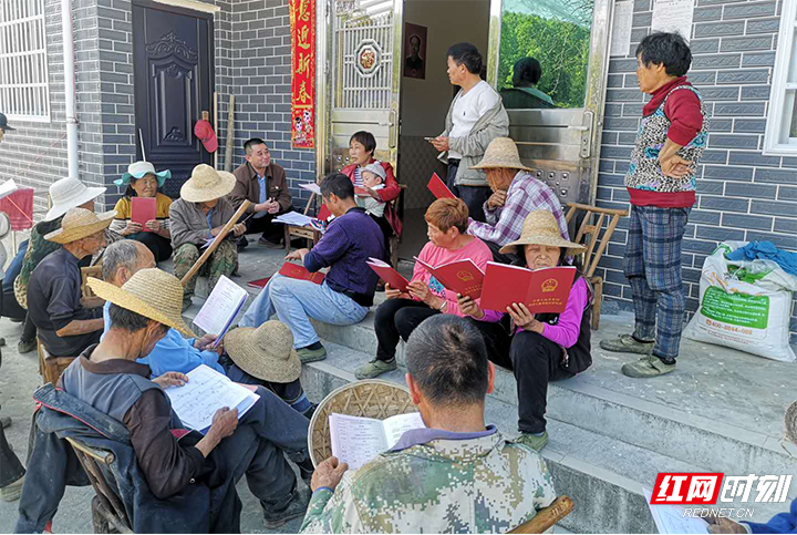 永定区沅古坪土地确权证书发放走到了田间地头