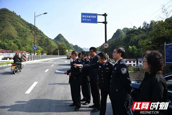 谢振华同志督导武陵山大道交通安全管理工作