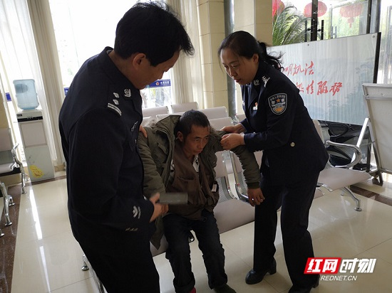 永定：民警帮助精神失常男子找到回家的路