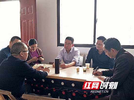 慈利：戴建军到广福桥镇桃树村督导脱贫攻坚暨扫黑除恶工作
