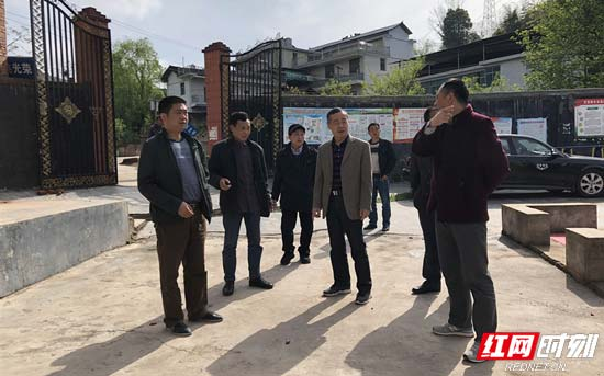 钟标深入桑植县空壳树乡督导脱贫攻坚工作