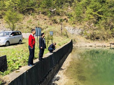 武陵源锣鼓塔街道负责人巡查辖区水库情况