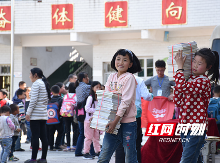 书香满山野  大学师生开展图书捐赠活动