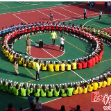 上渡街道铁牛小学组织教师开展拓展活动增强自信