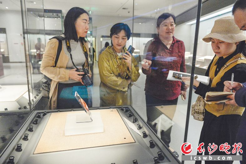 　　“玉出山河——南阳地区出土古玉精品展”亮相长沙博物馆特展二厅。　　均为长沙晚报全媒体记者 邹麟 摄