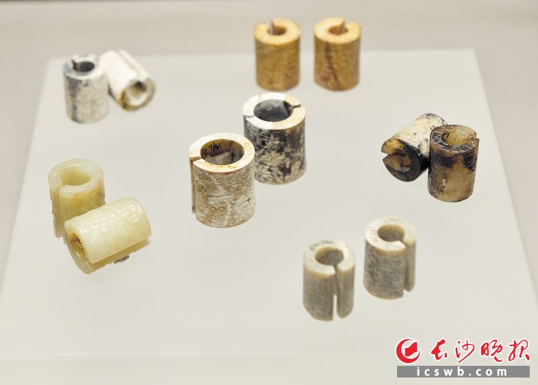　　春秋时期的龙纹管状玉玦