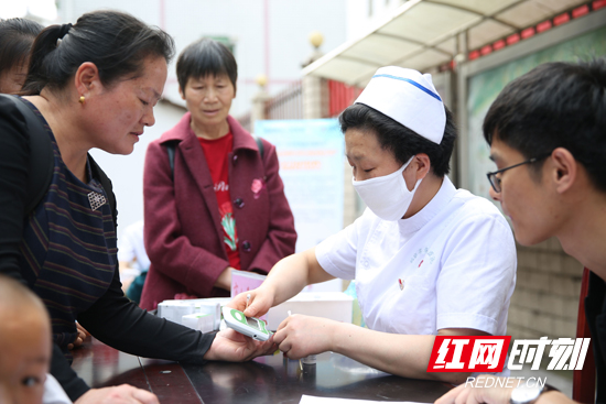 走进基层 张家界市人民医院开展“关爱痛风、高血尿酸症患者”义诊活动