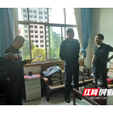 保靖法院千里押解“老赖” 重锤打击失信