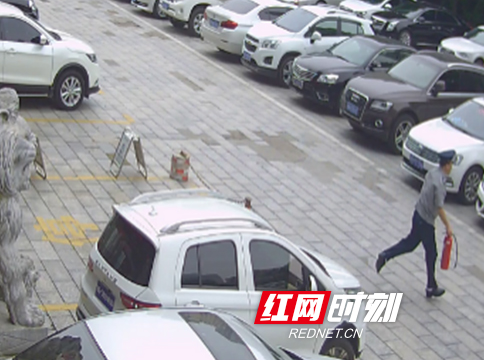 车辆意外起火 交通银行益阳分行工作人员迅速灭火