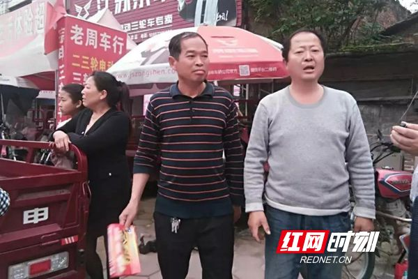 大赞！ 老人“血汗钱”撒满街道，路人帮捡一分不少归还