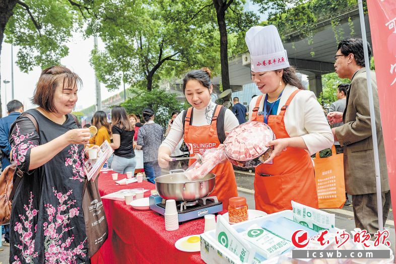 　　雨花区牛角塘社区的“小巷厨神大赛”吸引不少挑战者，烹制的美食让居民连连点赞。　　长沙晚报全媒体记者  陈飞 摄