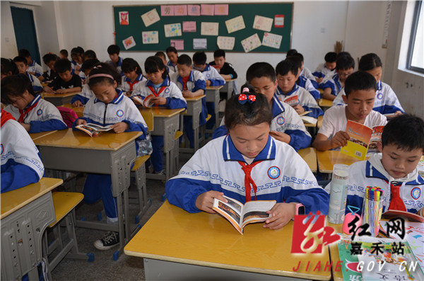 学生们认真学习消防知识_副本.jpg