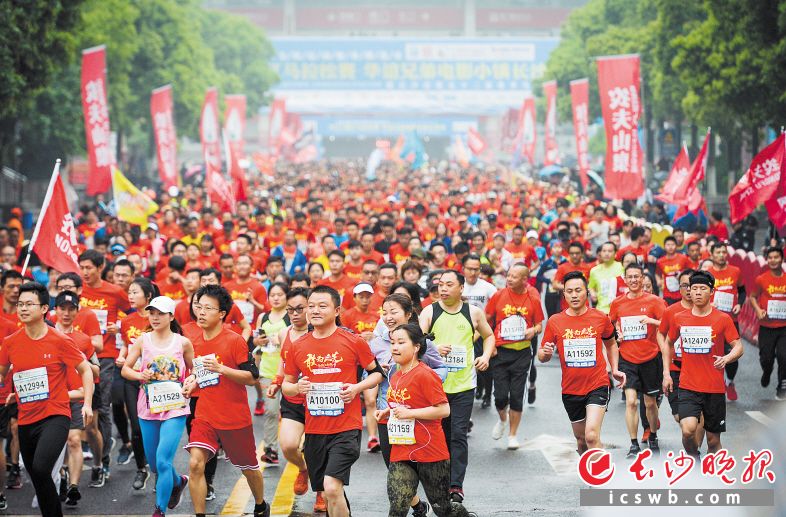 　　昨日上午，2019湘江马拉松赛在长沙贺龙体育中心南广场鸣枪起跑。　　长沙晚报全媒体记者 邹麟  余劭劫 摄影报道