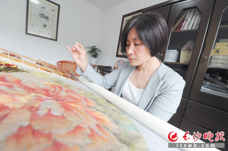 不断创新湘绣的取材和题材,是黄笛多年来一直坚持在做的事。长沙晚报全媒体记者 余劭劼 摄