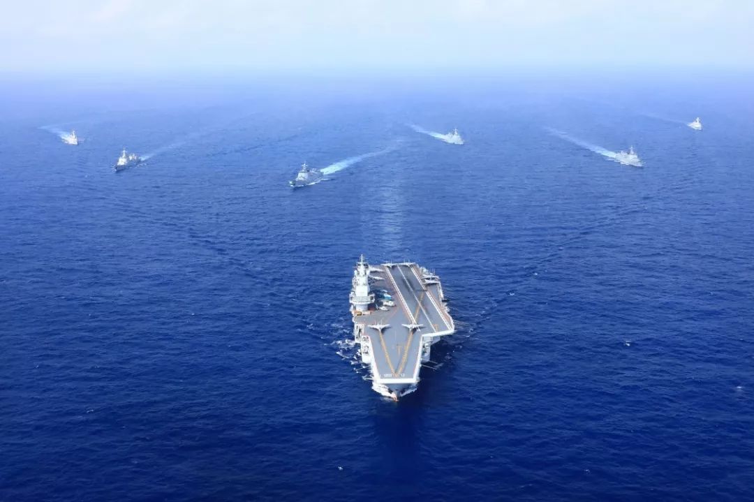 2018年4月18日,执行远海训练任务的辽宁舰编队在西太平洋海域组织编队