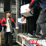 赠予消毒液 爱心人士关注桃江二中学子健康