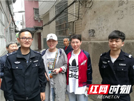 【警视窗】美女游客丢失手机 民警连夜查找帮其找回