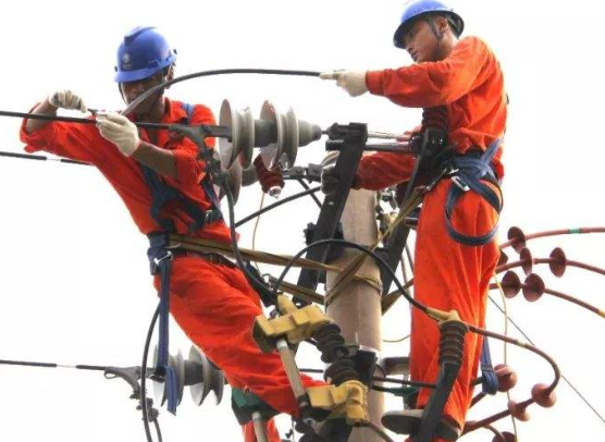 检修队员进驻乐善村 农网改造提供稳定供电
