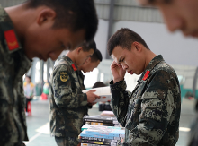 武警郴州支队：千册图书送基层 书香满军营