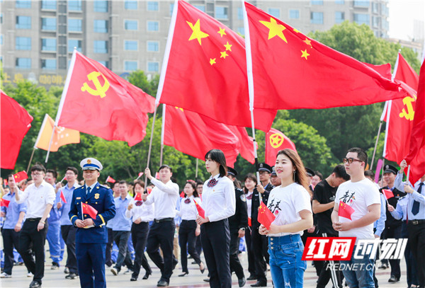 五岭广场沸腾了！新时代郴州青年深情表白祖国 唱响青春梦想