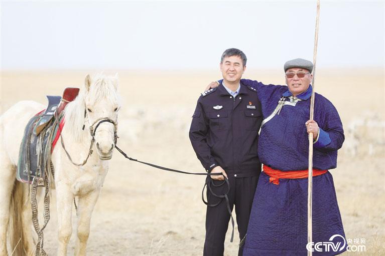 赵永前与牧民在一起。
