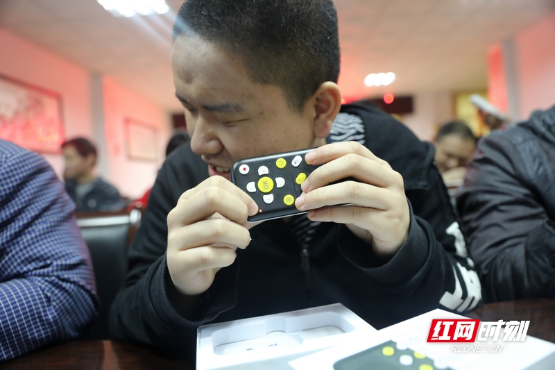 2019年4月23日，湖南省衡阳市图书馆在衡阳县免费向视障人士赠送盲人听书机，让视障人士也能领略书香。 (3).jpg