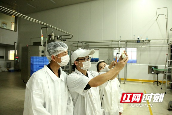 贺明伟（左二）与同事们一起分析当天产品。.jpg