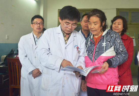 张家界市人民医院医生给病人“送礼”