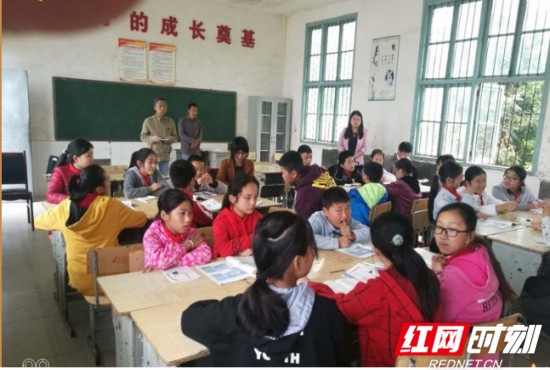 永定区“送教下乡”培训团队深入乡村学校进行调研