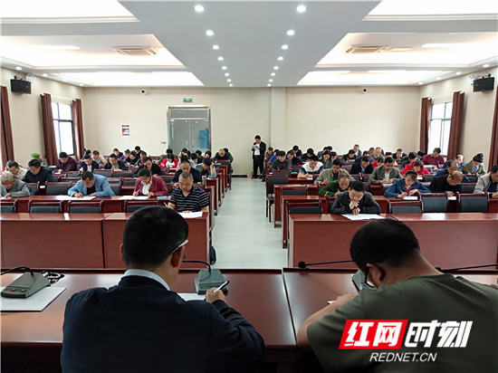 桑植县龙潭坪镇组织干部进行脱贫攻坚政策知识测试