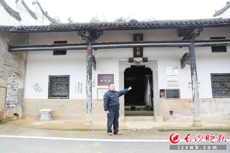 　　红军后代范日葵负责红一方面军后方医院旧址（范家祠堂）的日常管理和看护，这些年来他还搜集了不少红军文物。                              长沙晚报全媒体记者 颜开云 李广军 摄影报道