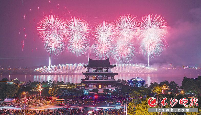 　　昨晚，“中国航天日”焰火晚会在橘子洲举行。   长沙晚报全媒体记者 罗杰科 邹麟 摄影报道