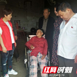 弘扬雷锋精神 党员志愿者为瘫痪老人送爱心