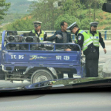 运煤小车遇事故翻车 警民合作搬起城市温暖