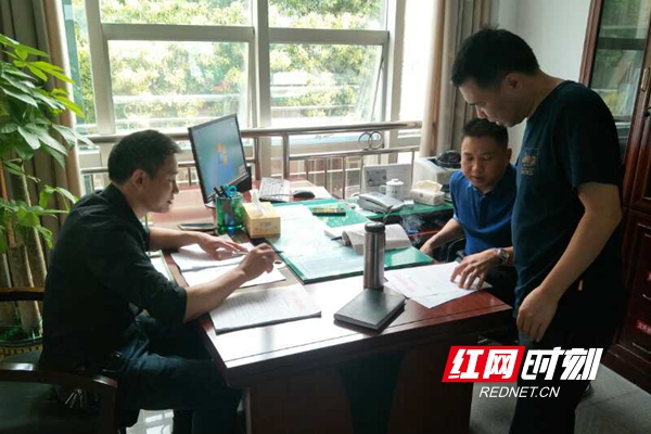 新邵：军地联合督查督办光荣牌悬挂工作