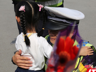 鲜花赠“美警” 武陵源交警白手套护学获赞扬