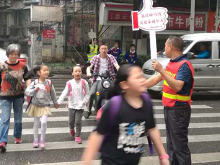 志愿者筑起“护学岗” 密织安全防护网