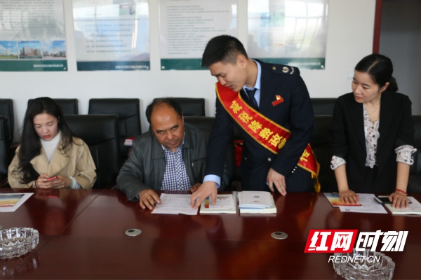 屈原管理区税务局:减税降费进园区 精准辅导促