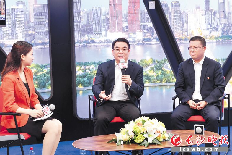 　前日，芙蓉区委书记于新凡（中）做客长沙晚报融媒体中央厨房新闻会客室，接受“两个年”工作专题访谈。长沙晚报全媒体记者 王志伟 摄