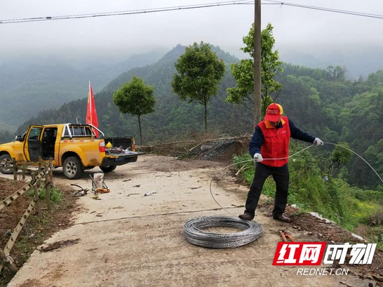 国网益阳供电公司：党员服务队冒雨为五保户送光明