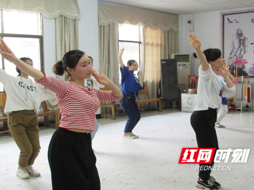 临湘：排练通俗易懂的节目宣传扫黑除恶