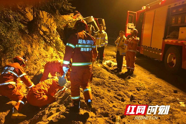 货车翻车两人被埋 新宁消防紧急救援