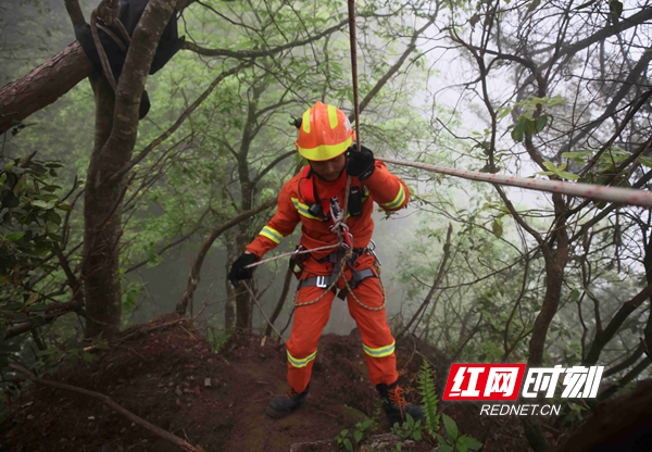 4月26日，张家界市武陵源区消防救援人员在大雾天气下进行救援演练。