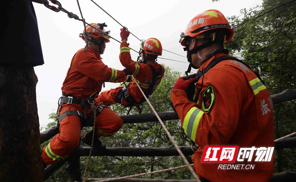 4月26日，张家界市武陵源区消防救援人员在大雾天气下进行救援演练。