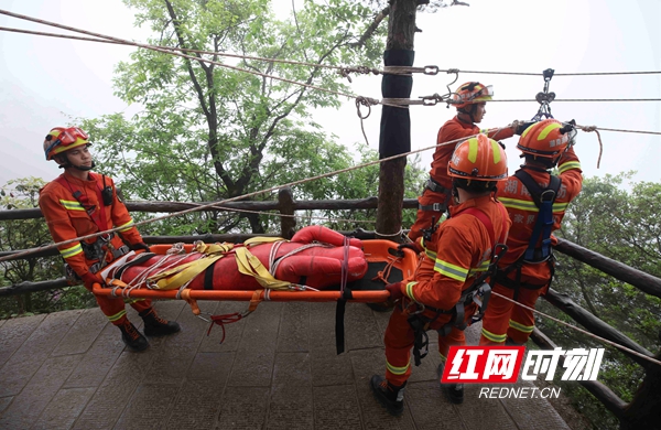 4月26日，张家界市武陵源区消防救援人员在大雾天气下进行救援演练。