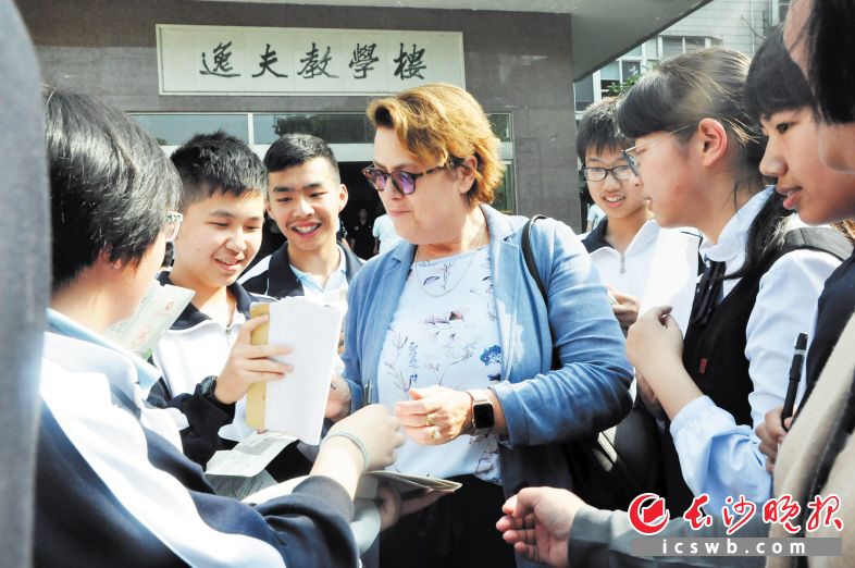 讲座后,学生们纷纷请西蒙娜达·迪皮蓬签名留念。 长沙晚报通讯员 江晓华 摄