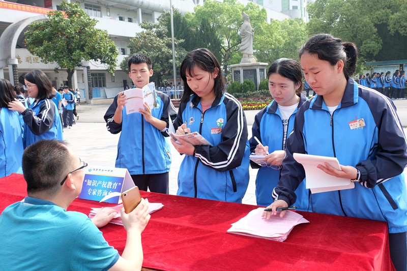 汨罗一中成全省首批示范学校